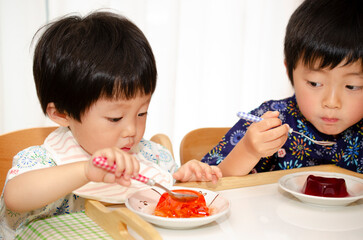 ゼリーを食べる子供