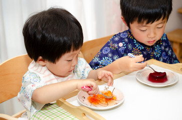 ゼリーを食べる子供