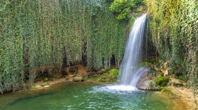 Paseo del Molinar Path, Molinar River Waterfall, Tobera, Montes Obarenes-San Zadornil Natural Park, Las Merindades, Burgos, Castilla y Le&oacute;n, Spain, Europe
