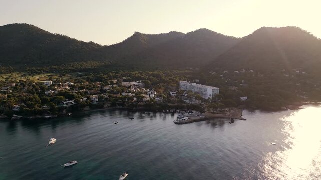 Vista a&eacute;rea de Cala Bona en Mallorca con playa, puerto deportivo y hoteles junto al mar