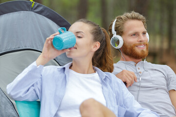 Fototapeta premium couple traveling drinking coffee in the morning