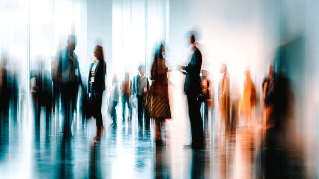 Silhouettes floues, hommes et femme d'affaires en mouvement