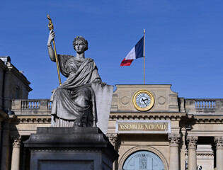 Statue de la loi devant l'assembl&eacute;e nationale , Paris