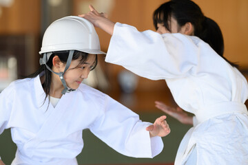 空手着の女の子　安全第一と鉄壁の防御