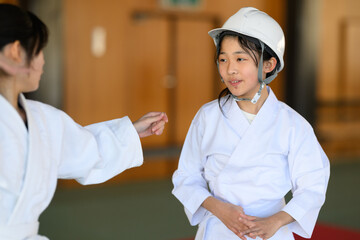 空手着の女の子　安全第一と鉄壁の防御