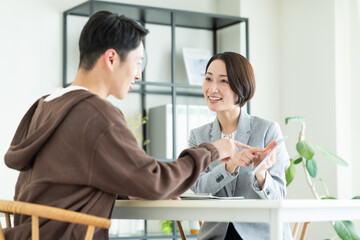 Obraz premium ミドルの男性に提案するビジネスウーマン