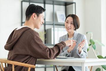 ミドルの男性に提案するビジネスウーマン