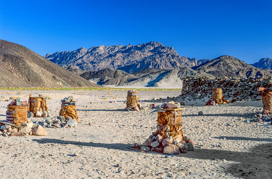 Mit nassen Leinen und T&uuml;chern eingewickelte und mit Steinen beschwerte Metallbeh&auml;lter zur K&uuml;hlung von Speisen und Getr&auml;nken In einem f&uuml;r Touristen eingerichteten Beduinenlager, &Auml;gypten, 01. Mai 1999