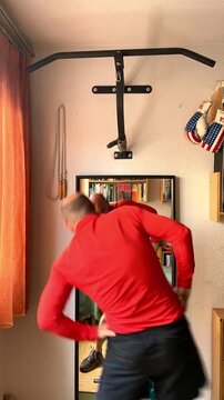 Estiramientos, flexiones y barra de dominadas para entrenamiento y calentar musculatura a velocidad time lapse 