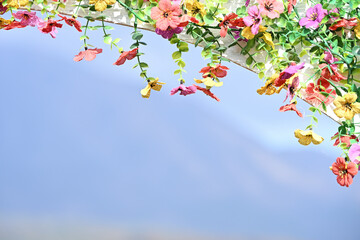 飾りの花と晴れの空