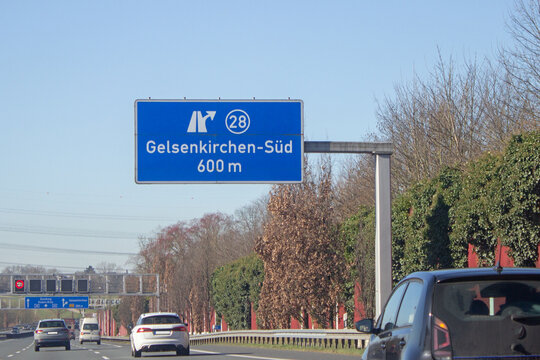 Autobahn A40, Ausfahrt 28, Gelsenkirchen-S&uuml;d in Richtung Duisburg