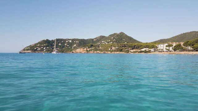 Vista a&eacute;rea de Canyamel en Mallorca con playas de arena dorada y costa mediterr&aacute;nea