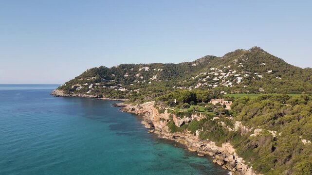 Vista a&eacute;rea de Canyamel en Mallorca con playas de arena dorada y costa mediterr&aacute;nea