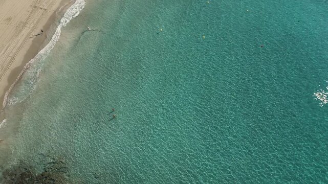 Vista a&eacute;rea cenital de Canyamel en Mallorca con turistas en el agua