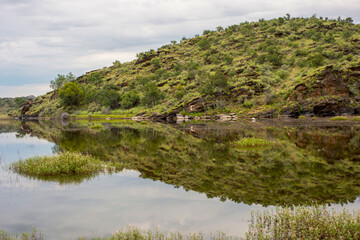 Paysage lacustre en namibie en &eacute;t&eacute; un matin nuageux