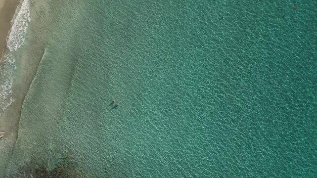 Vista a&eacute;rea cenital de Canyamel en Mallorca con turistas en el agua