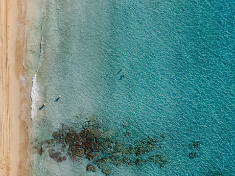 Vista a&eacute;rea cenital de Canyamel en Mallorca con velomares y turistas en el agua