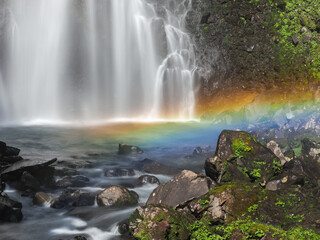 虹が架かる善五郎の滝