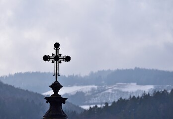Obraz premium Kreuz und Winterlandschaft in Payerbach, Österreich