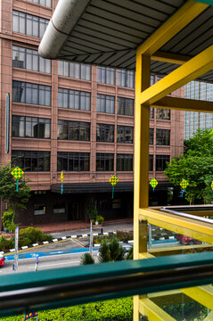 Smart pedestrian bridge framing connected metropolitan mobility