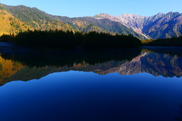 初秋の上高地。大正池に映る穂高連峰。松本、長野、日本。10月上旬。