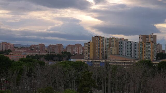Ciudad nublada desde lo alto