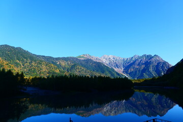 初秋の上高地。大正池に映る穂高連峰。松本、長野、日本。10月上旬。