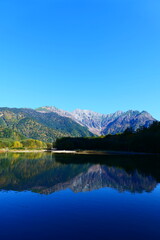 初秋の上高地。大正池に映る穂高連峰。松本、長野、日本。10月上旬。