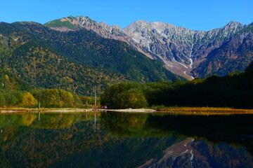 初秋の上高地。大正池に映る穂高連峰。松本、長野、日本。10月上旬。