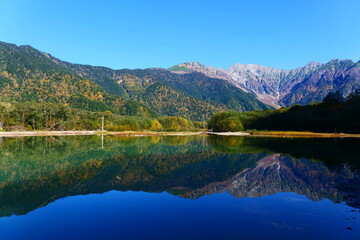 初秋の上高地。大正池に映る穂高連峰。松本、長野、日本。10月上旬。