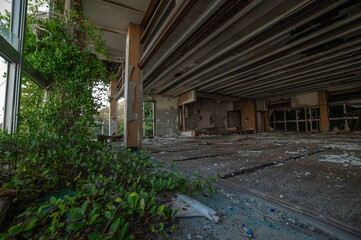 海沿いに残された廃ホテルの大広間跡