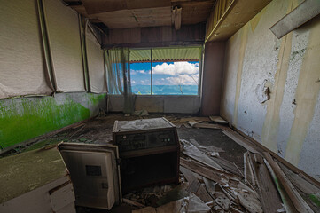 山に取り残された廃ホテル