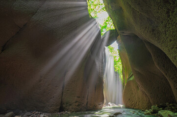 由布川峡谷のチェックストーンと光芒