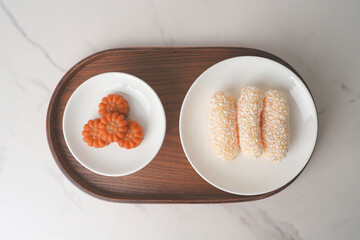 한국 명절 전통 간식 약과, 한과와 우드 트레이 탑뷰
