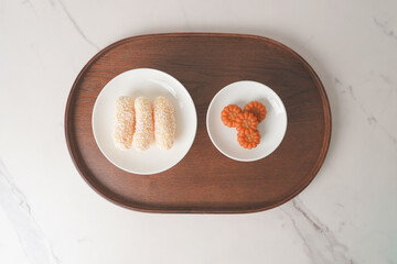 한국 명절 전통 간식 약과와 한과와 우드 트레이