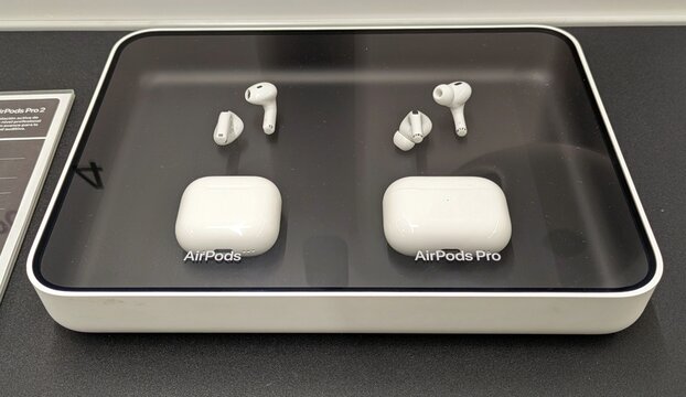 Auriculares inal&aacute;mbricos blancos Apple AirPods y Apple AirPods Pro con estuche de carga, en expositor de tienda  MediaMarkt en Madrid, Espa&ntilde;a, 25 de enero de 2926