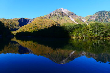 中部山岳国立公園。上高地。大正池に映る焼岳。松本、長野、日本。10月上旬。