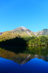 中部山岳国立公園。上高地。大正池に映る焼岳。松本、長野、日本。10月上旬。