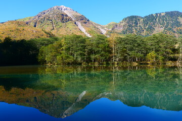 中部山岳国立公園。上高地。大正池に映る焼岳。松本、長野、日本。10月上旬。