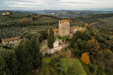 Castello circondato da cipressi e ulivi nel Chianti in Toscana