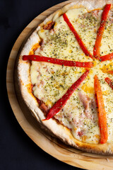 Pizza de queso y aji rojo recien horneada