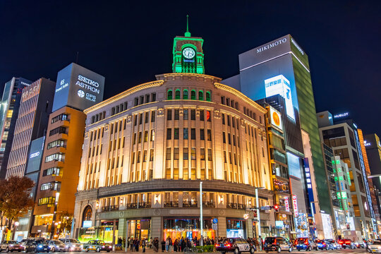 東京都中央区 夜の銀座四丁目交差点とライトアップされた和光時計台