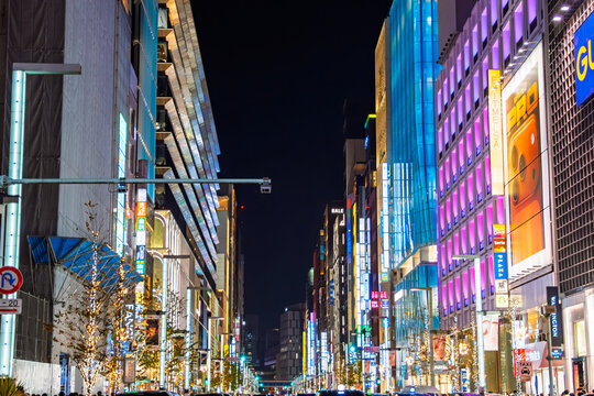 東京都中央区 夜の銀座・中央通りの煌びやかな街並みとネオンサイン
