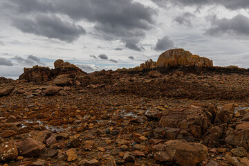 dramatische Steinw&uuml;ste mit dunklen Wolken
