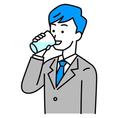 コップで水を飲むスーツの男性