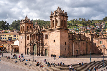Fototapeta premium Cusco Cathedral in Plaza de Armas with Tourists on the Steps
