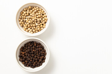 白背景に黒胡椒と白胡椒