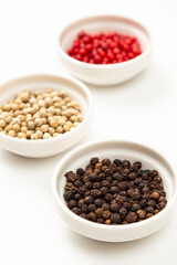 白背景に黒胡椒と白胡椒とピンクペッパー