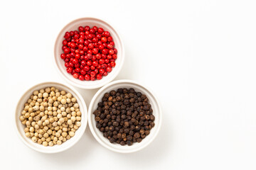 白背景に黒胡椒と白胡椒とピンクペッパー