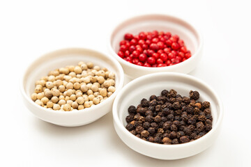 白背景に黒胡椒と白胡椒とピンクペッパー